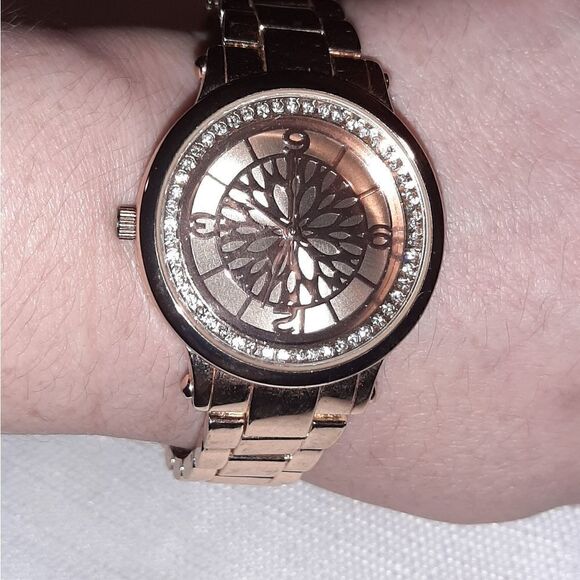 Gold colored ladies watch, excellent condition main image 4